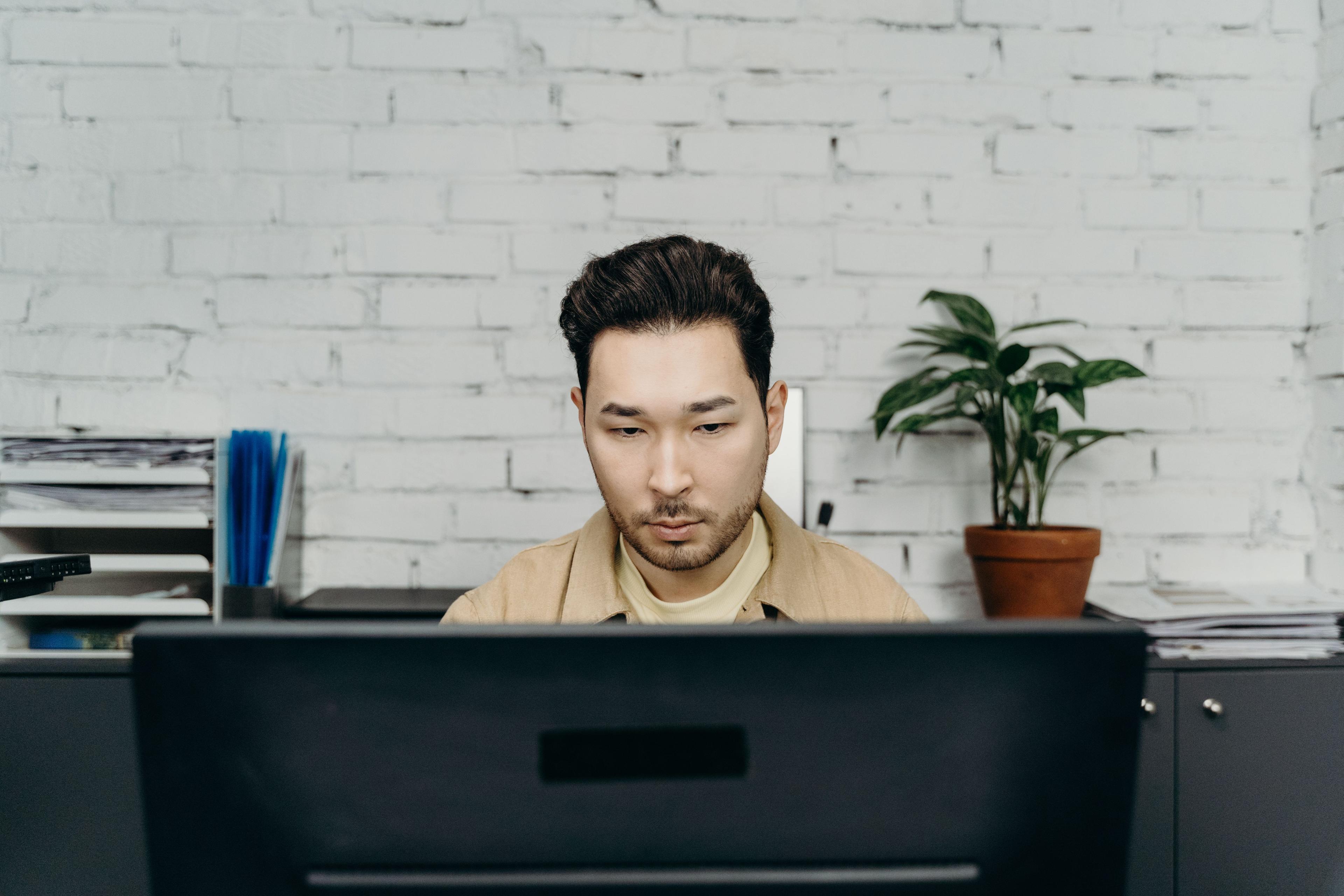 Personne travaillant sur ordinateur